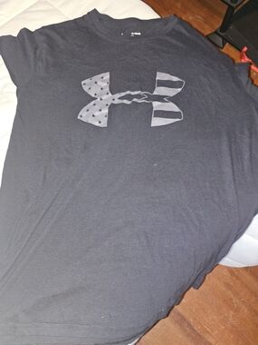 Under Armour Men’s Black Short-Sleeve Tee with Subtle Flag Logo